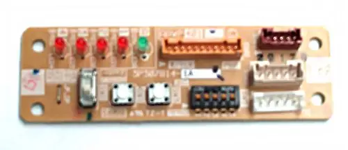 Daikin Platine mit mehreren LEDs, Tastern und Anschlussbuchsen. Sie dient als Servicemonitor für spezifische Kälte- oder Klimaanlagenmodelle.